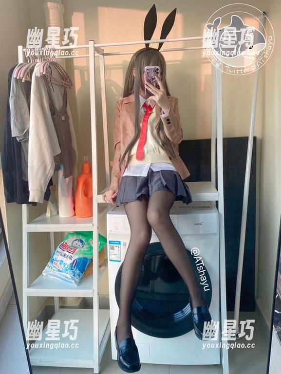 AT鲨眼神里的戏，白色泳衣高清细节一览无余，让人百看不厌！