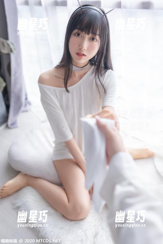 这个图包里的短发美女和慵懒阳光的互动，喵糖映画就是这样让人觉得时空错位？