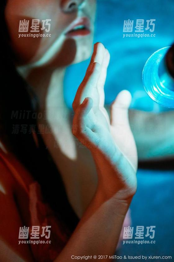 MiiTao蜜桃社 - 佩琦Pinky的睡衣，高清写真里的小细节太惹人注目，就这姿态，谁会不想来段休闲？