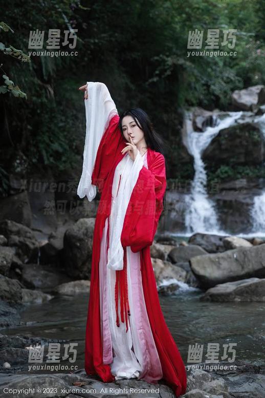 Xiuren秀人网 - 旗袍与小小白思宜，竟然可以兼顾优雅与撒野的冲突。