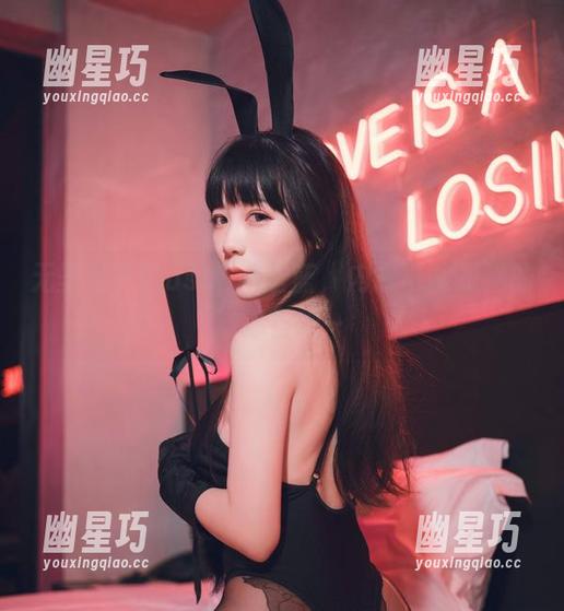 无圣光下的usejan蓝蓝，内衣可能是她的新标签吧～