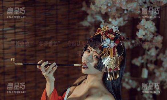 一笑芳香沁 图片中的“一笑芳香沁”,你能认出她的微笑与花香吗?在户外中自带气场!