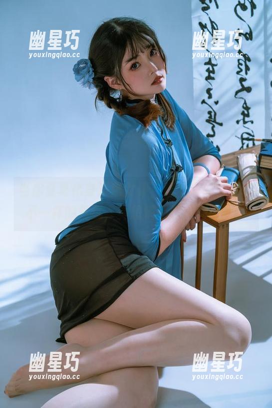当你夏夏化身漆黑女仆，整个房间都有了不一样的气氛，真想悄悄溜进画面里。