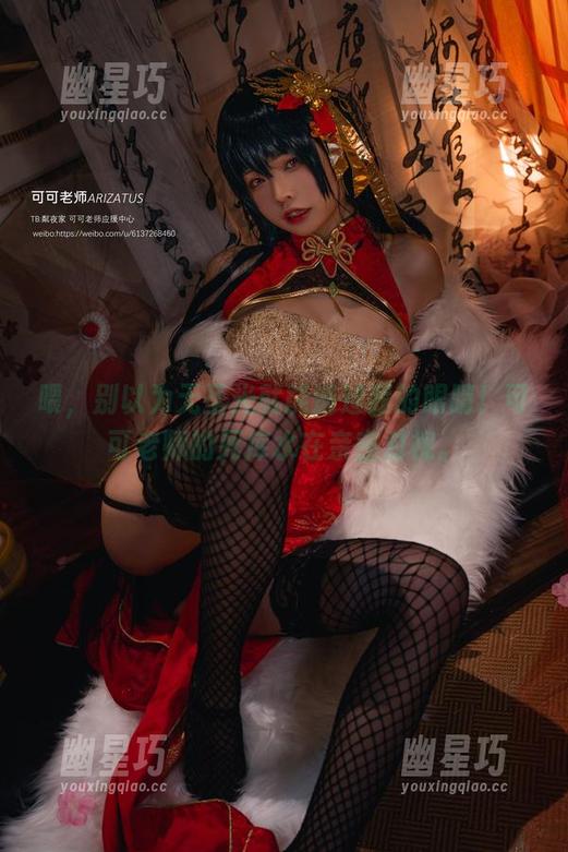 喂，别以为无圣光就能逃过我的眼睛！可可老师的死库水在亲密对视。