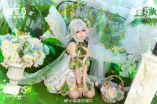 图片中的喵喵的喵吖穿着礼服，真让人一秒想到了家里那只懒洋洋的喵星人！