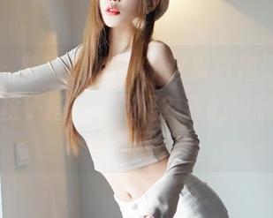 嗲囡囡 - 陈雅漫VICKY这次白裙更新，是要开启裙子搭配大赛吗？我的眼睛已经准备好了！
