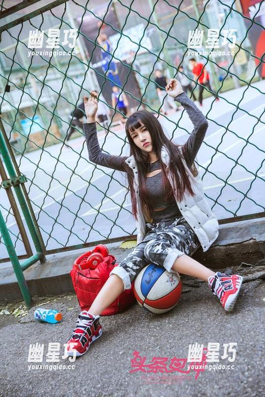 头条女神-曲佑熙 头条女神 - 这黑白系列的图片,曲佑熙又在玩花样了,盯着出神。