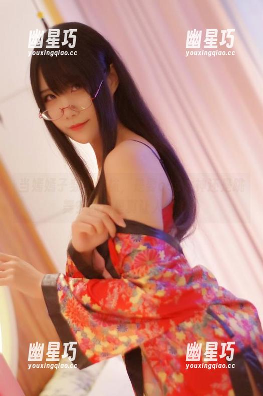 当嫣嫣子穿上丝袜，是要cos女神还是跳舞？照片里真让人犯规！
