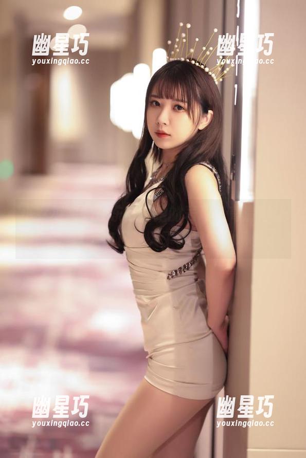 小女巫露娜在东航棚拍的表现，高清得让我一度以为自己进入了影视剧的场景。