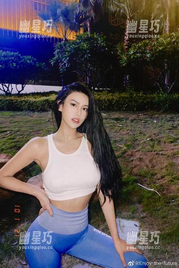 微密圈 - 李嘉欣97把眼镜戴得如此戏剧化，难道是觉得这样就显得不一样吗？