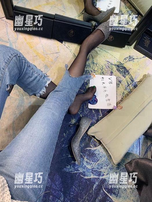 微密圈 - 杨大乐乐很靠谱上线，网袜写真，这到底是穿着还是陷阱？