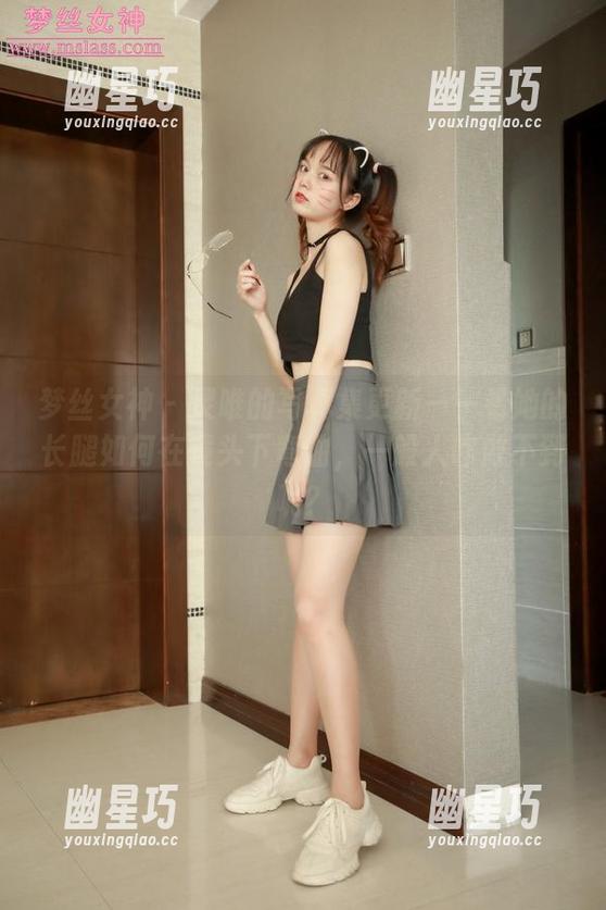 梦丝女神 - 灵唯的写真集更新——看她的长腿如何在镜头下弯曲，一般人咋做不到呢？