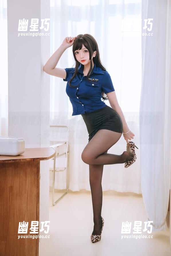 瞧瞧樱井小莜的高跟鞋原图，这样的脚得多自信才能hold住啊！