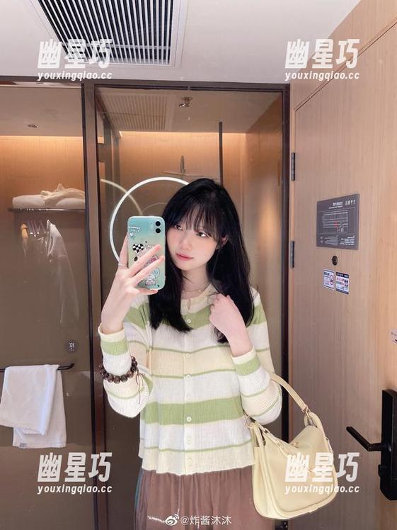 套图精选：炸酱沐沐的皮衣剧情——真是轻松随意，又透着挑衅，让人不自觉地想多看几遍。