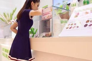 爱丝 - 红裙套图：若兮的裙子开始进化，连风都想看她展示新技术。