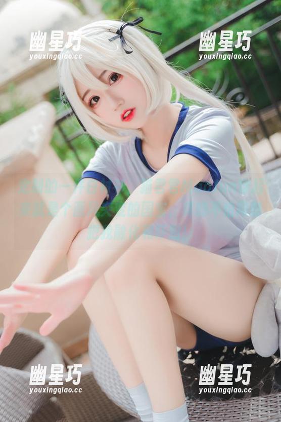猫君君MaoJun 定制的一件白衬衫,猫君君MaoJun穿起来就是个画风突变的国宝,真的不怕同时把我融化和吓到!