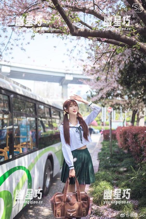 白裙下的王羽杉：原图里的不那么单纯。