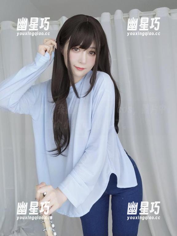 白银81的“朵拉轰龙少女”cos，照片中那个小细节太抢镜了。