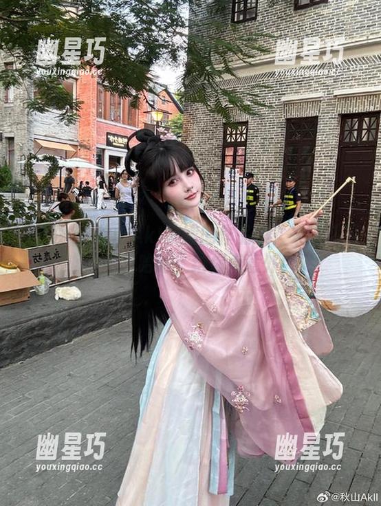 想要一份秋山AkI花嫁的作品集？来这儿下载吧，哈哈，给你点意外！