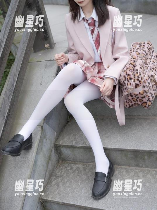 紧急企划：这白丝格子裙在高清照片里痴迷走秀，别说我没提醒你！