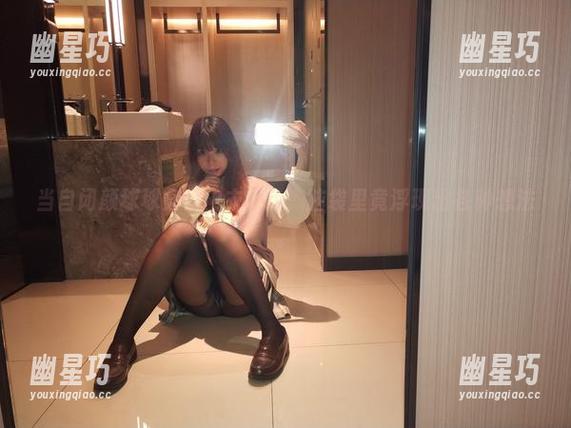 自闭颜球球 当自闭颜球球穿上内衣cos,脑袋里竟浮现出各种想法。