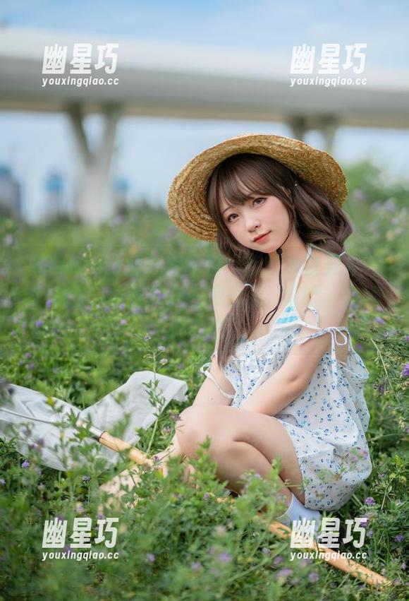 花铃Hana的红裙图包：我以为是要去开个派对，结果只是在家自拍...哈哈，太尴尬了吧！
