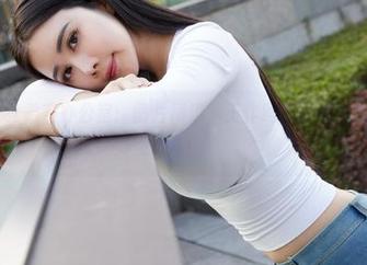 蜜桃社 - 真希在办公室：图片精选，工作吗？她明显在摆pose呀！