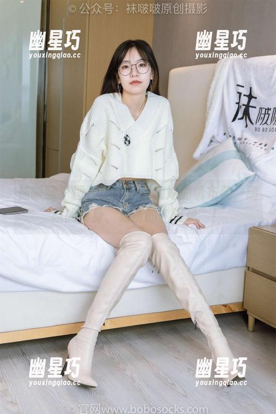 袜啵啵-瑶瑶 袜啵啵 - 图片里的瑶瑶和她的帆布鞋,随意的转身、必备的“资源”!