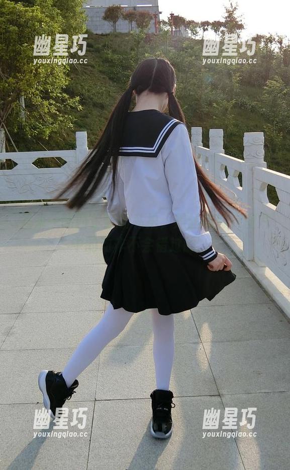 先来一睹西尔酱的私拍，黑丝校服，图片中的动作不会错过的......