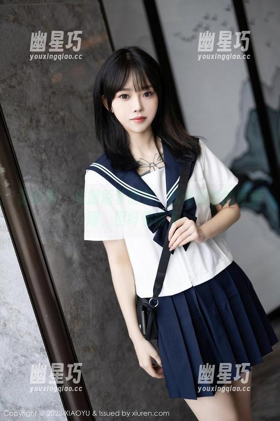 语画界 - 校服版李丽莎：就像尴尬的青春期，但好看得多！