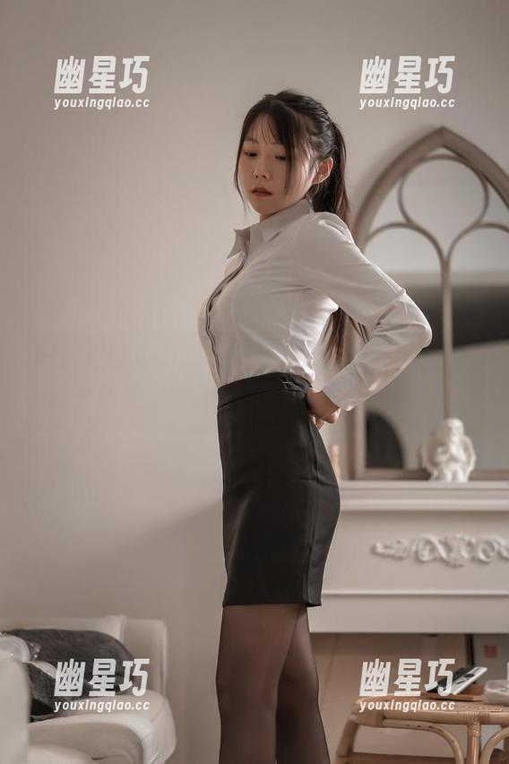 图片里的香草喵露露，白丝配得真美，下载之前先深呼吸一口，这是什么情况？