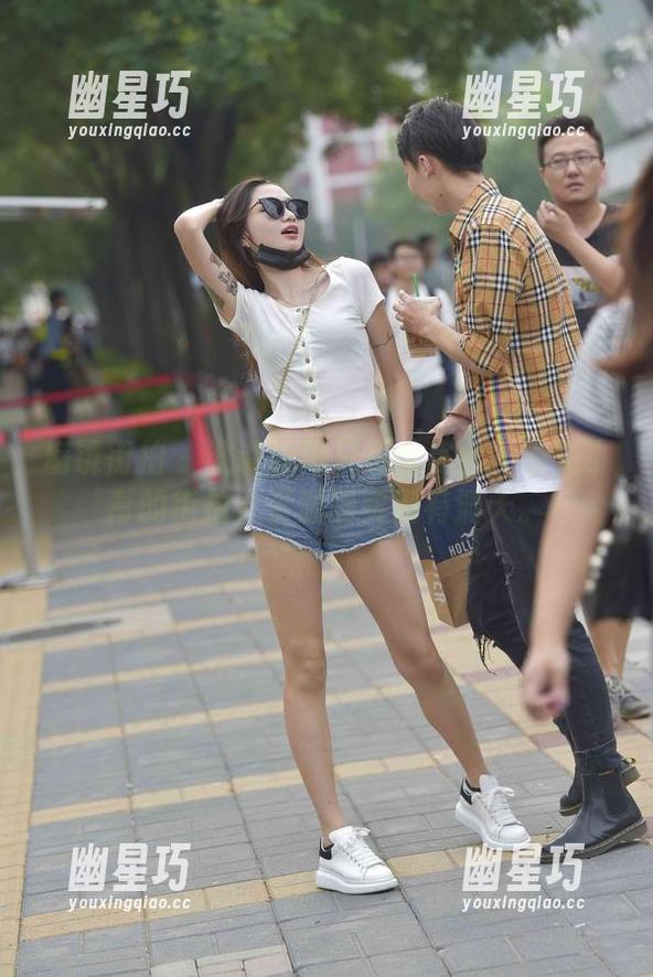 魔镜街拍 - 谁说旗袍只适合宴会？看艾小青的街拍，资源确实别有洞天。