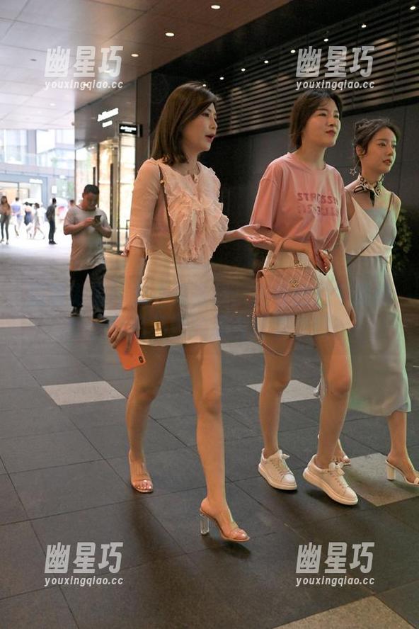 魔镜街拍 - 艾小青在线：内衣图片中的哲学，莫名其妙的思考环节来啦！
