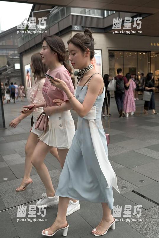 魔镜街拍 - 萌宝儿在商业广场，哈哈镜里发现的包臀裙美图！